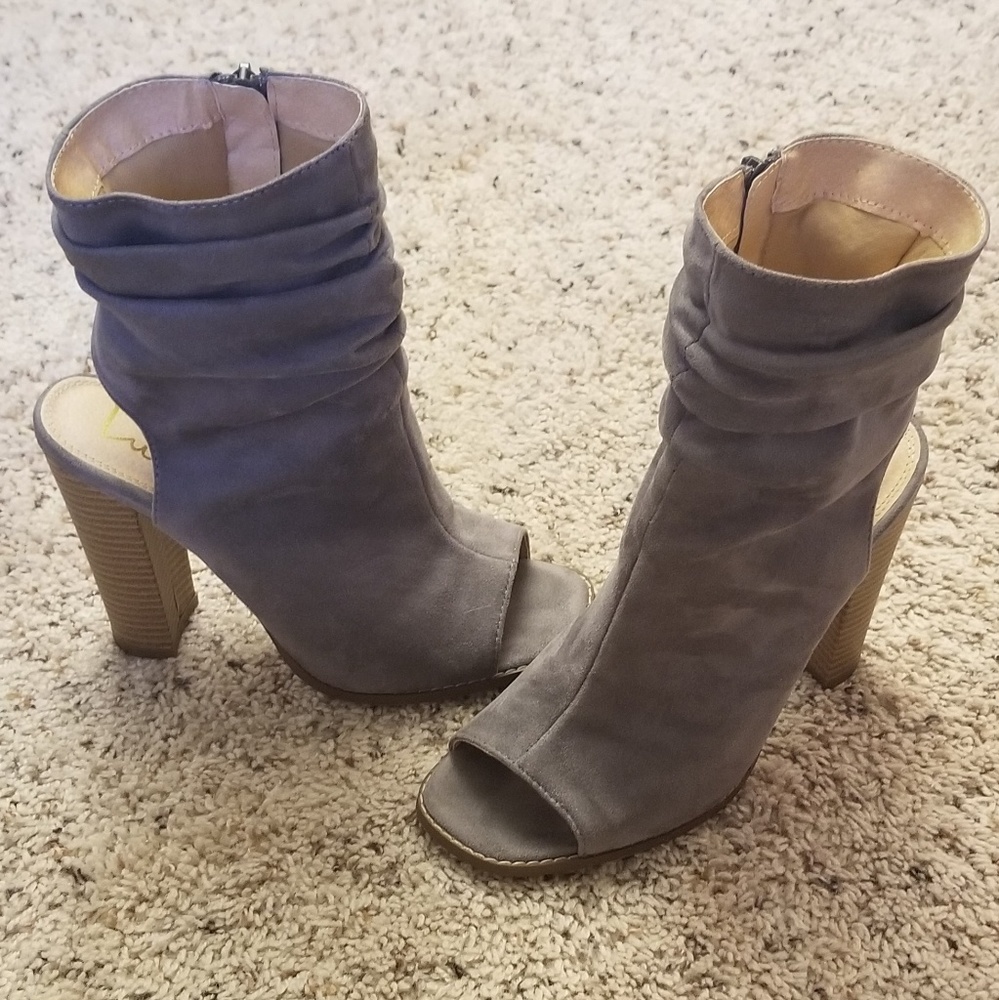 Lulus gray suede heels